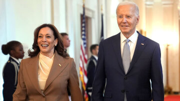 Η επόμενη μέρα της απόσυρσης Μπάιντεν - Η λύτρωση των Δημοκρατικών, η ευκαιρία της Χάρις και τα νέα δεδομένα