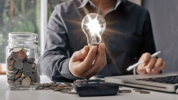 Τιμολόγια ρεύματος: Κλειδώνει στα €0,15/Kwh η τιμή για τον Αύγουστο - Πώς θα διαμορφωθούν τα κόστη στα πράσινα και κίτρινα τιμολόγια