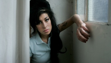 Έιμι Γουάινχαουζ: 13 χρόνια από τον θάνατο της - Η σπουδαία φωνή, το αλκοόλ και το κλαμπ των 27