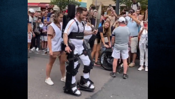 Ολυμπιακοί Αγώνες: Παραπληγικός αθλητής περπάτησε ξανά με εξωσκελετό και μετέφερε την Φλόγα - Δείτε βίντεο