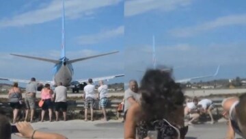 Οι τουρίστες στη Σκιάθο συνεχίζουν την επικίνδυνη συνήθεια - Κάθονται πίσω από τα αεροπλάνα ενώ η τουρμπίνα παίρνει μπρος