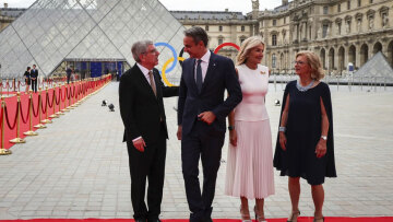 Στο Λούβρο το δείπνο Μακρόν για τους Ολυμπιακούς Αγώνες - Κυριάκος και Μαρέβα Μητσοτάκη στους 500 καλεσμένους (φωτογραφίες)