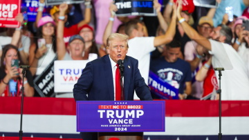 Παραλήρημα Τραμπ κατά της Κάμαλα Χάρις - «Τρελή της Αριστεράς, θέλει να εκτελούνται μωρά»