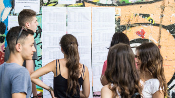 Πανελλαδικές 2025: Χαμηλές επιδόσεις στη Φυσική για μεγάλο αριθμό υποψηφίων στις Ιατρικές - Τι δείχνουν τα πρώτα στατιστικά 
