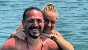 Βάσω Μαζωνάκη: Kάνει διακοπές στη Σκύρο με τον σύντροφό της Δημήτρη Μακρυνιώτη 