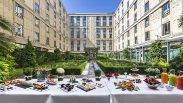 Ολυμπιακοί Αγώνες: Στάση εργασίας του προσωπικού στο πολυτελές ξενοδοχείο που φιλοξενεί τα μέλη της ΔΟΕ στο Παρίσι