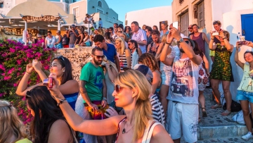 Σαντορίνη: Το πιο «ινσταγκραμικό» νησί της Ελλάδας βρίσκεται κοντά στο όριο ασφυξίας, γράφει το AFP