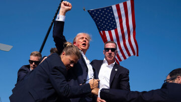 Εκλογές ΗΠΑ - Τραμπ κατά FBI: «Συνωμοσιολογικές μπούρδες για διανοητικά καθυστερημένους» ότι τον χτύπησε θραύσμα και όχι σφαίρα