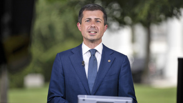 Εκλογές ΗΠΑ - Newsweek: Ο ομοφυλόφιλος Πιτ Μπούτιτζετζ θα ήταν η πιο έξυπνη επιλογή της Κάμαλα Χάρις - Φαβορί για αντιπρόεδρος