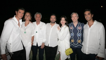 Στην αθηναϊκή ριβιέρα και στο Island Giancarlo Giammetti και Anne Hathaway