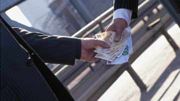 «Είναι η τελευταία φορά που γιορτάζεις, περίμενε το δώρο μου» - Η σφαίρα σε φάκελο και οι απειλές του κυκλώματος της ΕΤΑΔ