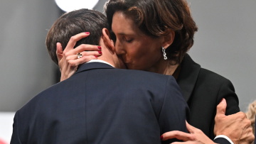 Μακρόν: Αντιδράσεις για τη σφιχτή αγκαλιά και το φιλί του με τη Γαλλίδα υπουργό Αθλητισμού - «Είναι ανάρμοστο»