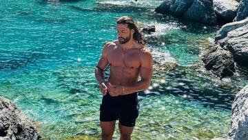 Κωνσταντίνος Βασάλος: Ανέβασε φωτογραφίες από την Αμοργό - Σε είδα με την κοπέλα σου, του σχολίασαν