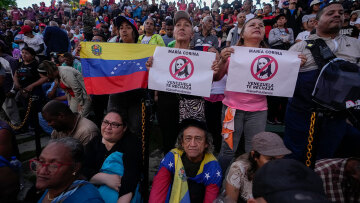 Βενεζουέλα: Βανδαλισμοί στα αγάλματα του Ούγκο Τσάβες από τους διαδηλωτές