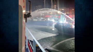 Νέα βίντεο από την επιχείρηση κατάσβεσης σε τρία σκάφη στη Μαρίνα Ζέας - Απεγκλωβίστηκαν 10 άτομα