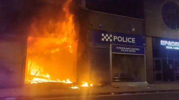 Βρετανία: Άγρια επεισόδια στο Σάντερλαντ - Πυρπολήθηκε αστυνομικό τμήμα 