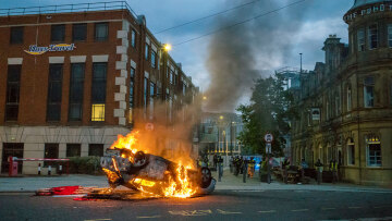 Βρετανία: Πεδίο μάχης το Σάντερλαντ για τον φόνο των 3 κοριτσιών - Άγριες συγκρούσεις μεταξύ διαδηλωτών και αστυνομίας