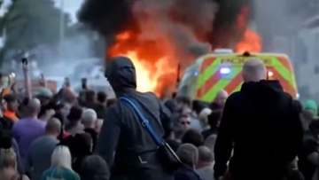 Βρετανία: Νέες αναταραχές σε πόλεις μετά τη δολοφονία των τριών παιδιών - Δείτε βίντεο