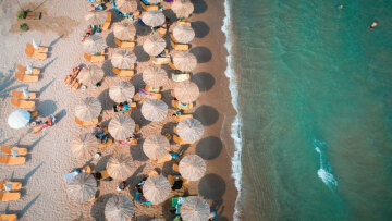 «Πόλεμος» στις παραλίες: Από τη μάχη της πετσέτας στο κυνήγι της ξαπλώστρας