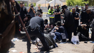 Ισραήλ: Συγκρούσεις υπερορθόδοξων Εβραίων και αστυνομίας - Καλούνται σε υποχρεωτική στράτευση οι πρώτοι κληρωτοί