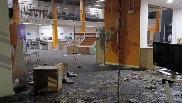 Βρετανία: Ακροδεξιοί κατέστρεψαν δημοτική βιβλιοθήκη - Πάνω από 58.000 ευρώ μαζεύτηκαν για νέα βιβλία