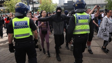 Βρετανία: Έκτακτη συνεδρίαση της επιτροπής Cobra μετά από τα επεισόδια κατά μεταναστών