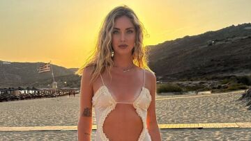 Κιάρα Φεράνι: Οι νέες φωτογραφίες από τις διακοπές της στη Μύκονο - Ποζάρει στην άμμο με ένα διάφανο φόρεμα