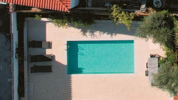 Όταν η Αυγή έγραφε για την αυθαίρετη πισίνα του Πετσάλνικου και τον κατήγγειλε για «αισχρή συμπεριφορά»