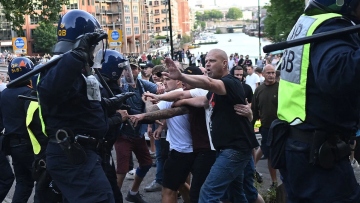 Βρετανία: Πάνω από 400 οι συλλήψεις για τα βίαια επεισόδια σε όλη τη χώρα