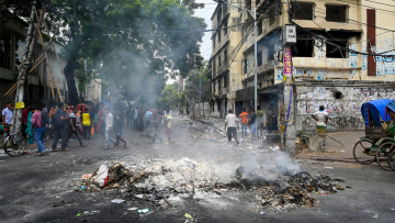 Τουλάχιστον τέσσερις νεκροί και δεκάδες τραυματίες σε συγκρούσεις αστυνομικών με υποστηρικτές της πρώην πρωθυπουργού του Μπανγκλαντές 