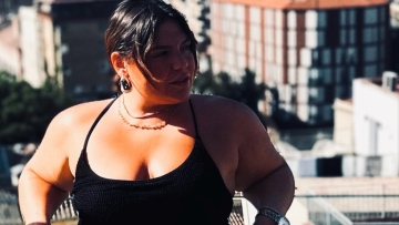 Δανάη Μπάρκα: Απολαμβάνει τη θέα στη Μάλαγα από ένα μπαλκόνι