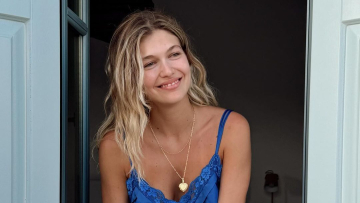 Κλέλια Ανδριολάτου: Το αγαπημένο της αξεσουάρ μαλλιών για το καλοκαίρι έχει αέρα 90s