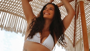 Χριστίνα Μπόμπα: Με λευκό μπικίνι στην παραλία λίγο πριν το τέλος των διακοπών της