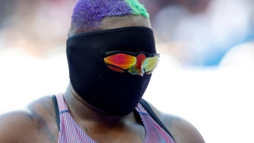 Ολυμπιακοί Αγώνες 2024: Αμερικανίδα σφαιροβόλος αγωνίστηκε με full-face και γυαλιά, δείτε βίντεο