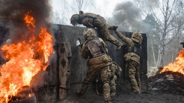 Ρωσία - Bloomberg: Η αιφνιδιαστική εισβολή της Ουκρανίας στο Κουρσκ «τσαλάκωσε» την εικόνα του προστάτη Πούτιν