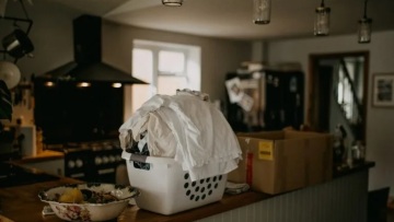 Σταμάτησε να κάνει δουλειές όταν ο σύζυγός της σχολίασε πως δεν προσφέρει τίποτα - Σε 2 μέρες της ζήτησε συγγνώμη