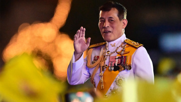 Ο βασιλιάς της Ταϊλάνδης με την αμύθητη περιουσία που έχρισε πτέραρχο το κουτάβι του