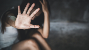 Πατέρας στη Σπάρτη βίαζε επί πέντε χρόνια την 9χρονη κόρη του - Την απειλούσε για να μη μιλήσει, είχε υλικό της στο κινητό