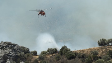 Φωτιά στο Ρέθυμνο: Με 7 εναέρια συνεχίζεται η μάχη της πυροσβεστικής - Αγωνία για την ενίσχυση των ανέμων μέσα στην ημέρα