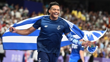 Παρίσι 2024: Ο Καραλής σημαιοφόρος στην τελετή λήξης των Ολυμπιακών Αγώνων