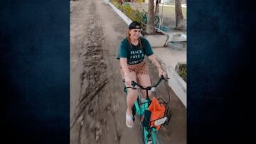 Εβελίνα Νικόλιζα: Κάνει για πρώτη φορά ποδήλατο στις διακοπές της στο Μπαλί - Δείτε με να προσπαθώ να το παίξω κουλ, γράφει