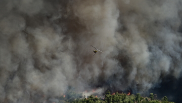 Η στιγμή που η φωτιά στον Βαρνάβα «απειλεί» το συνεργείο του OPEN - Δείτε βίντεο
