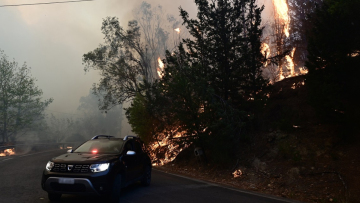 Φωτιά στον Βαρνάβα: Στο νοσοκομείο οκτώ άτομα με αναπνευστικά προβλήματα