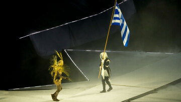 Ολυμπιακοί Αγώνες: Με άρωμα Ελλάδας ο αποχαιρετισμός από το Παρίσι - Το σόου και η παράδοση της φλόγας στο Λος Άντζελες