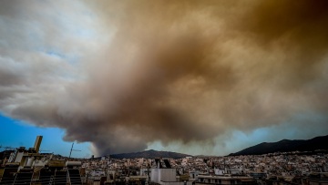 Η φωτιά στη βορειοανατολική Αττική επηρέασε την ποιότητα του αέρα από Αγία Παρασκευή μέχρι Βουλιαγμένη