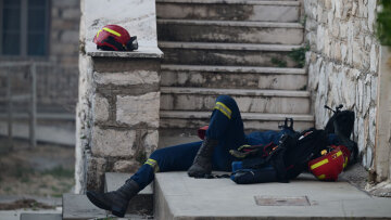 Φωτιά στη βορειοανατολική Αττική: Η συγκλονιστική φωτογραφία του εξαντλημένου πυροσβέστη