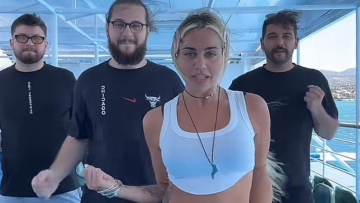 Κόνι Μεταξά: Χορεύει με την παρέα της σε καράβι - Δείτε βίντεο