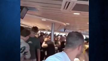 Βίντεο ντοκουμέντα από το άγριο ξύλο στο πλοίο από Τήνο προς Ραφήνα - 14 συλλήψεις Ρομά