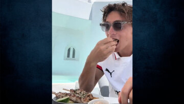 Ντουπλάντις: Τρώει σουβλάκια, χωριάτικη, παγωτά στην Σαντορίνη - «Όταν τελειώνουν οι Ολυμπιακοί και τρως ό,τι θες»