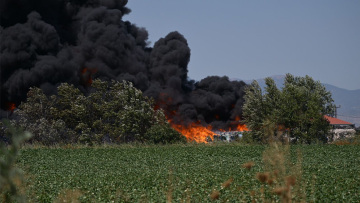 Βίντεο: Αγροτική έκταση και χώρο επιχείρησης καίει φωτιά στο Ομορφοχώρι Λάρισας - Μήνυμα από το 112